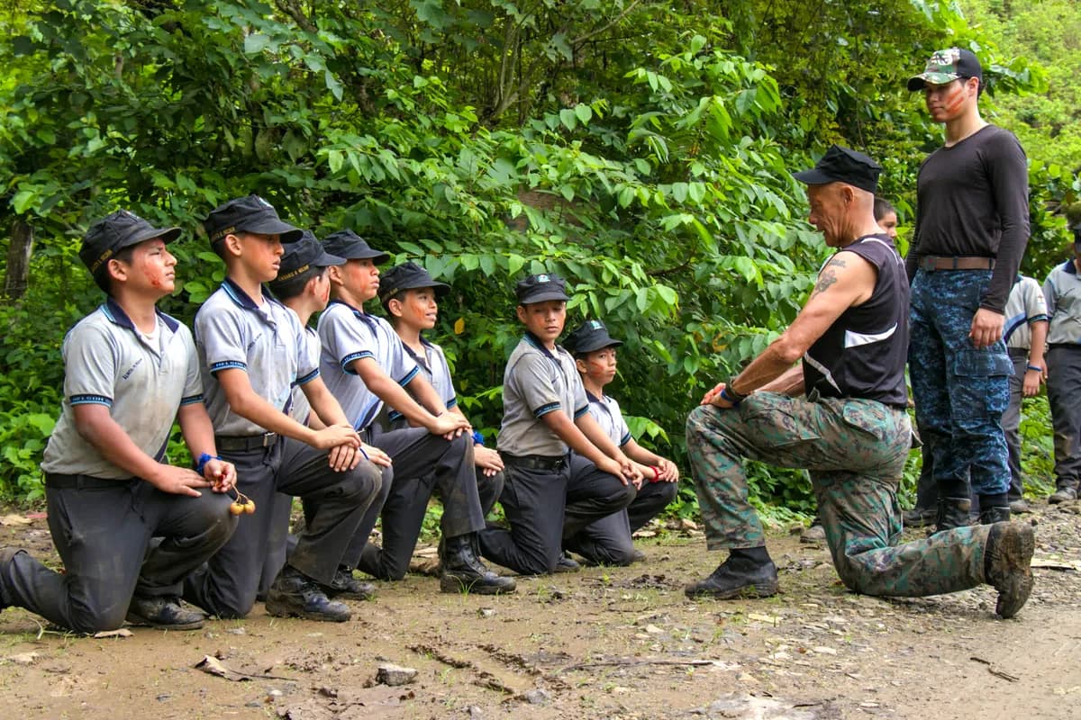 Estudiantes rodilla en tierra durante una clase de instrucción