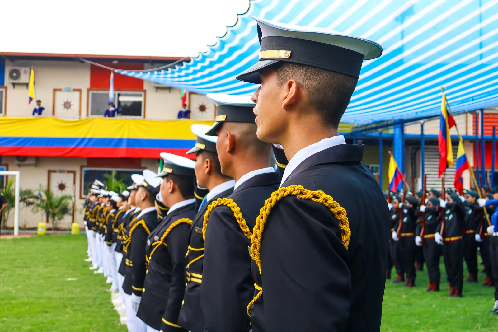 Cadetes de gala en formación