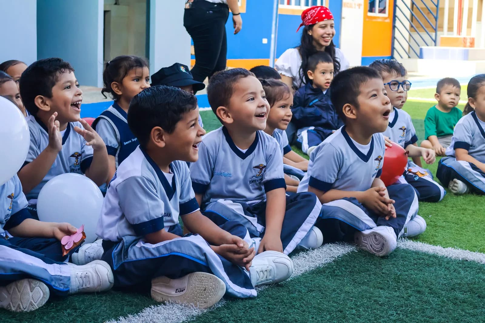 Niños de inicial riendo en un evento del colegio